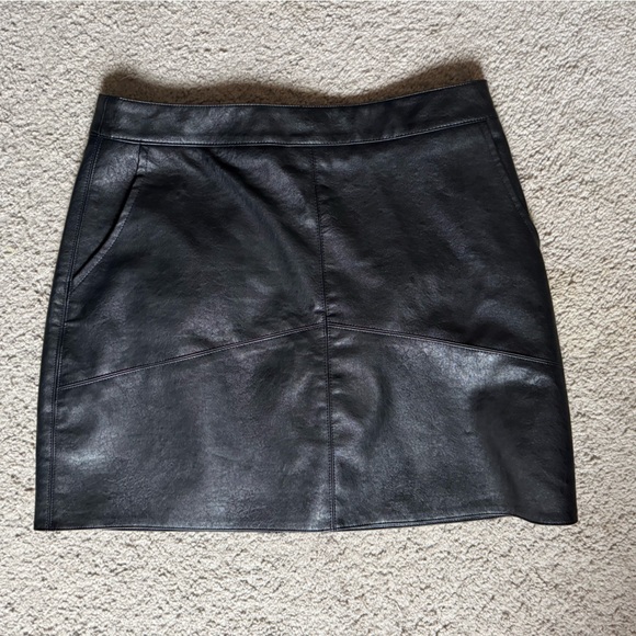 Faux leather mini skirt medium - Picture 1 of 3